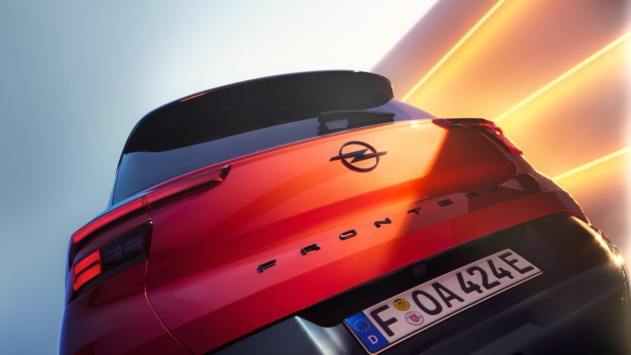Vue rapprochée de l'arrière de l'Opel Frontera orange