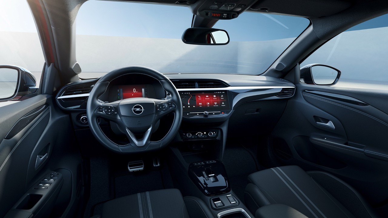 https://www.opel.fr/vehicules/gamme-corsa/new-corsa/overview-features/_jcr_content/pageContent/grid_builder_v2/col1/tiled_gallery/item_1655293005802.coreimg.jpeg/1687184201566/opel-corsa-ice-interior-16x9-cosol23-i01-001.jpeg